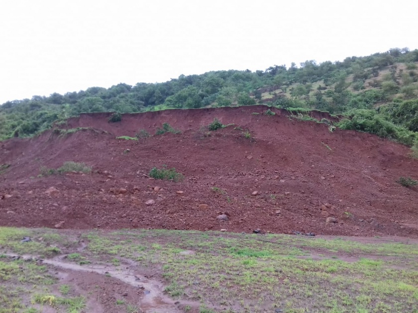 Landslide in Kharepatan Sambhajinagar, damage to cashew orchard | खारेपाटण संभाजीनगरमध्ये भूस्खलन, काजूबागेचे नुकसान