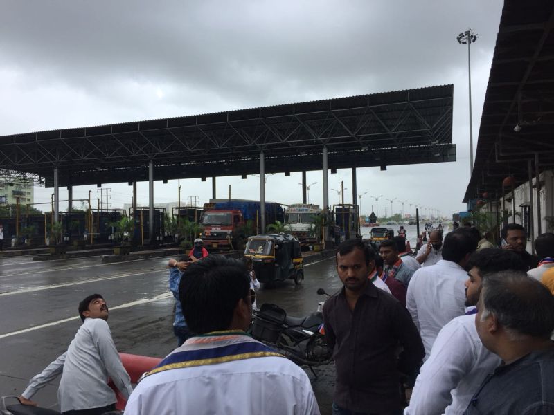 MNS protests potholes in kharghar toll plaza | खारघर टोल प्लाझावर मनसेची धडक