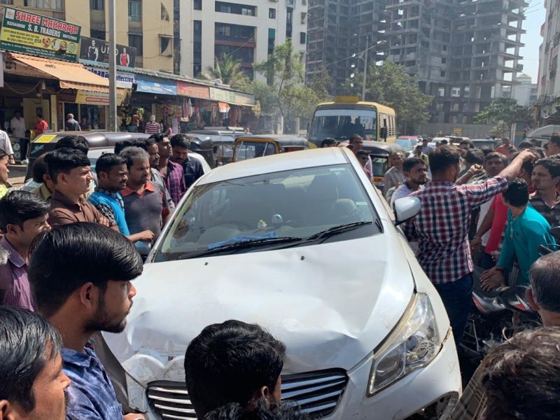 Five vehicles of a car carrying a car in Kharghar in Navi Mumbai | नवी मुंबईतील खारघरमध्ये भरधाव कारची पाच वाहनांना धडक