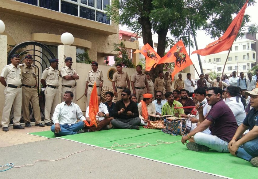 Maratha Reservation Protests: In Akola protest infront of MPs and MLAs' house | Maratha Reservation Protest : अकोल्यात खासदार, आमदारांच्या घरासमोर ‘झोपमोड’ आंदोलन