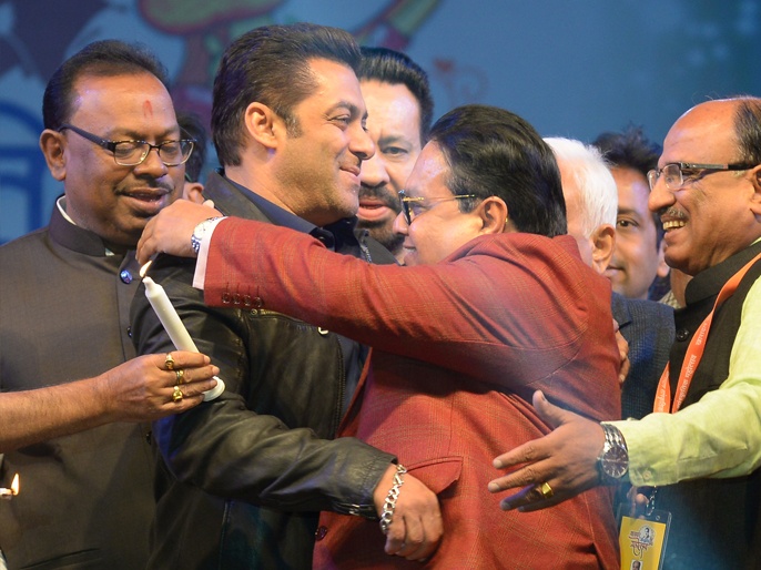Salman hugs to see Darda | दर्डा यांना पाहताच सलमानने मारली मिठी