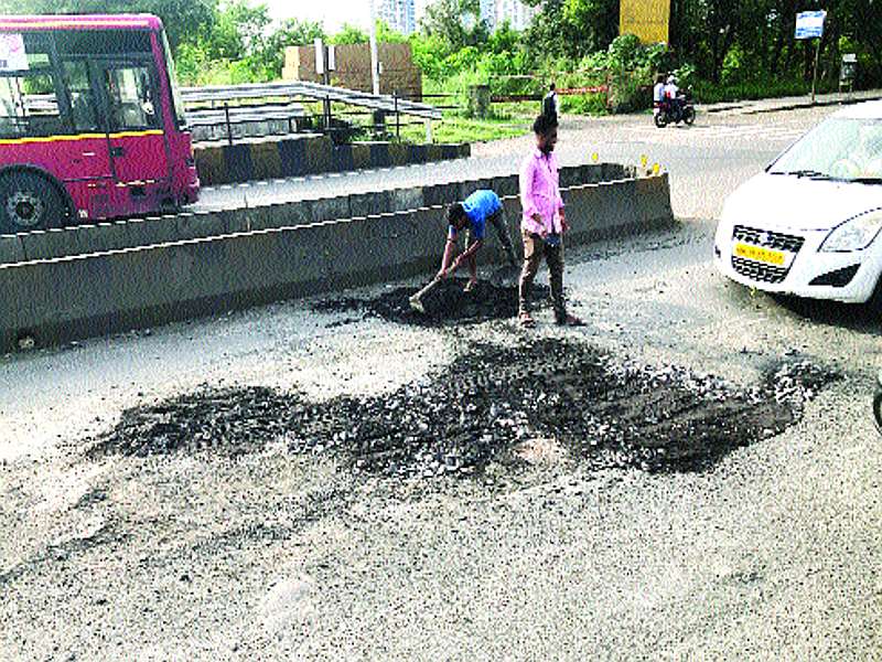 Risk of accident due to filling of pit in the pathole of navi mumbai | खड्ड्यातील खडीच्या भरावामुळे अपघातांचा धोका
