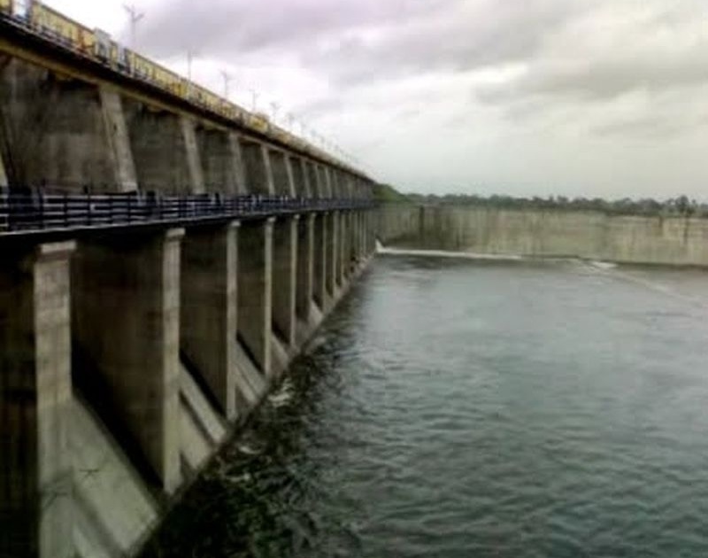 Large and medium scale project of Buldana district overflow | बुलडाणा जिल्ह्यातील मोठे व मध्यम प्रकल्पात १०० टक्के जलसाठा