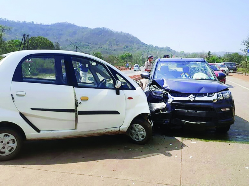 Two cars collide on highway, 5 injured | महामार्गावर दोन कारची टक्कर, ५ जखमी