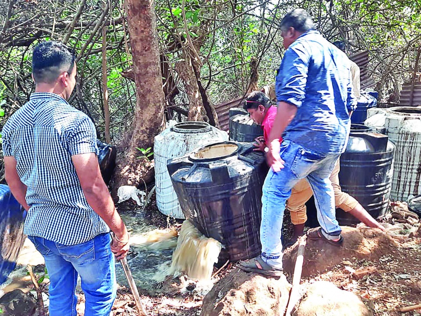Lakhs of goods confiscated after demolition of liquor den at Kulwandi | कुळवंडी येथे दारू अड्डा उद्ध्वस्त, लाखोंचा माल जप्त
