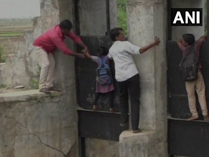 Locals, school children risk their lives crossing collapsed bridge | Video: ऐसे पढेगा इंडिया? शाळेत जाण्यासाठी विद्यार्थ्यांची जीवघेणी कसरत