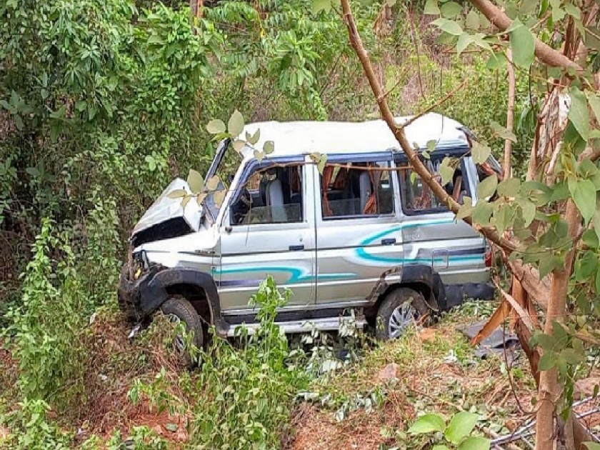 One died in an accident near Khed | झोप अनावर झाल्याने चालकाचा ताबा सुटून कार उलटली, वृद्धाचा मृत्यू; खेडनजीक अपघात