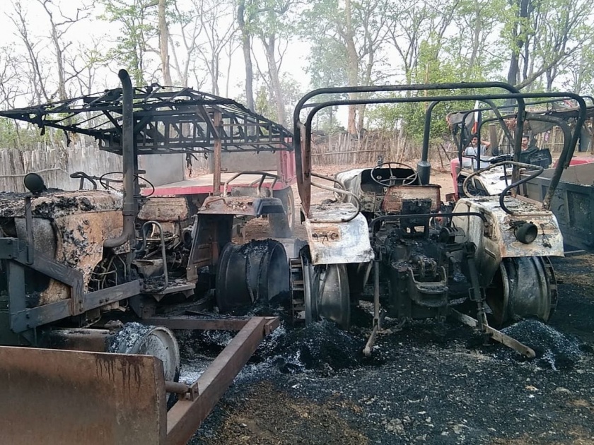 Naxals set fire to vehicles on road works | रस्ता कामावरील वाहनांची नक्षलवाद्यांकडून जाळपोळ