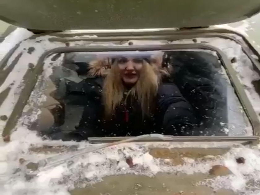 Russia Ukraine War Funny Video: Ukrainian Women entered in the Russian tank, buttons started pressing, drive Russian Military Vehicles | Russia Ukraine War Funny Video: शेतकऱ्यानंतर आता युक्रेनी महिला! रशियन टँकमध्ये घुसली, दिसतील ती बटने दाबू लागली, अन् मग... 