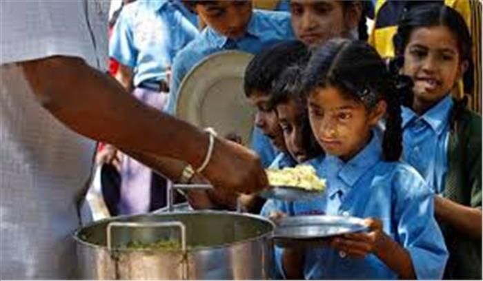 In Aurangabad district, children are waiting for mid day meal | औरंगाबाद जिल्ह्यातील शाळांमध्ये मुलांना खिचडीची प्रतीक्षा