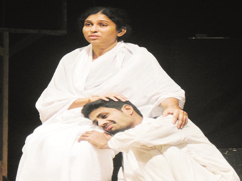 The human nature unfolded from the 'window'; Play by Parbhani's Rajiv Gandhi Youth Forum at Amateur State drama competition In Nanded | ‘खिडक्या’तून उलगडले मानवी स्वभावाचे कंगोरे; हौशी राज्य नाट्य स्पर्धा परभणीच्या राजीव गांधी युवा फोरमने गाजविला 