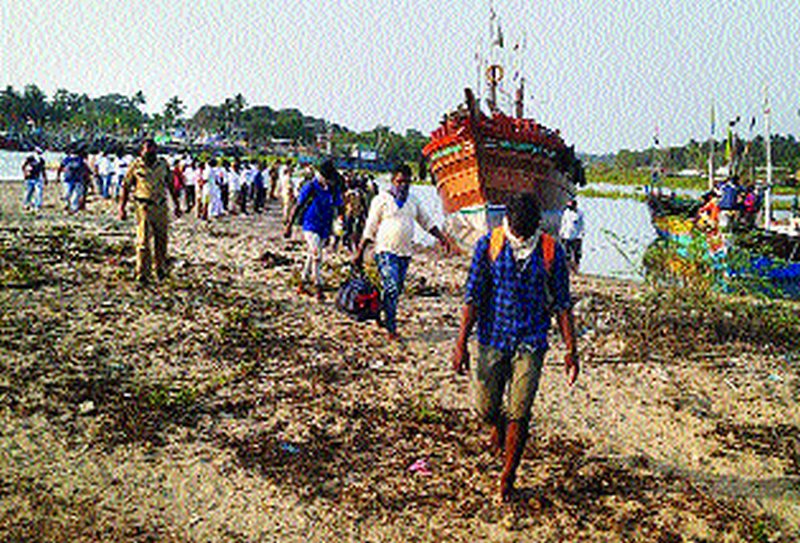 Six sailors stranded in Gujarat enter Nargol port | गुजरातमध्ये अडकलेले १५०० खलाशी नारगोल बंदरात दाखल