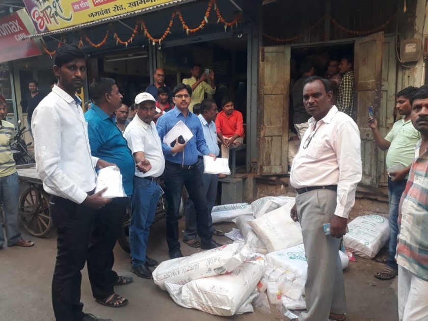 For the seizure of plastic bags raid on shops | प्लास्टिक पिशव्या जप्तीसाठी खामगावात धाडी
