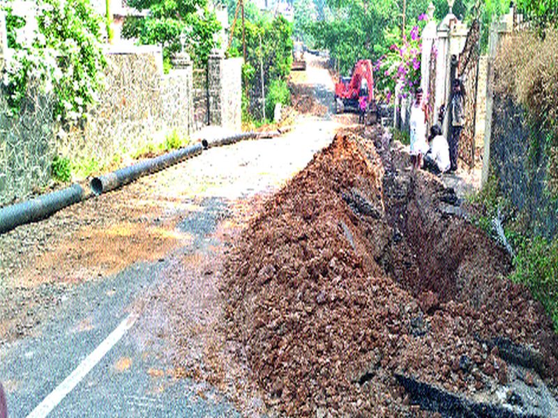 Dwelling of a good road for water works | जलवाहिनीच्या कामासाठी चांगल्या रस्त्याची केली खोदाई