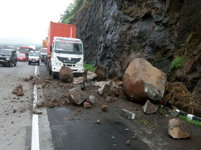 Rock collapsed in Khandala Ghat | जाळी लावूनही खंडाळा घाटात कोसळली दरड