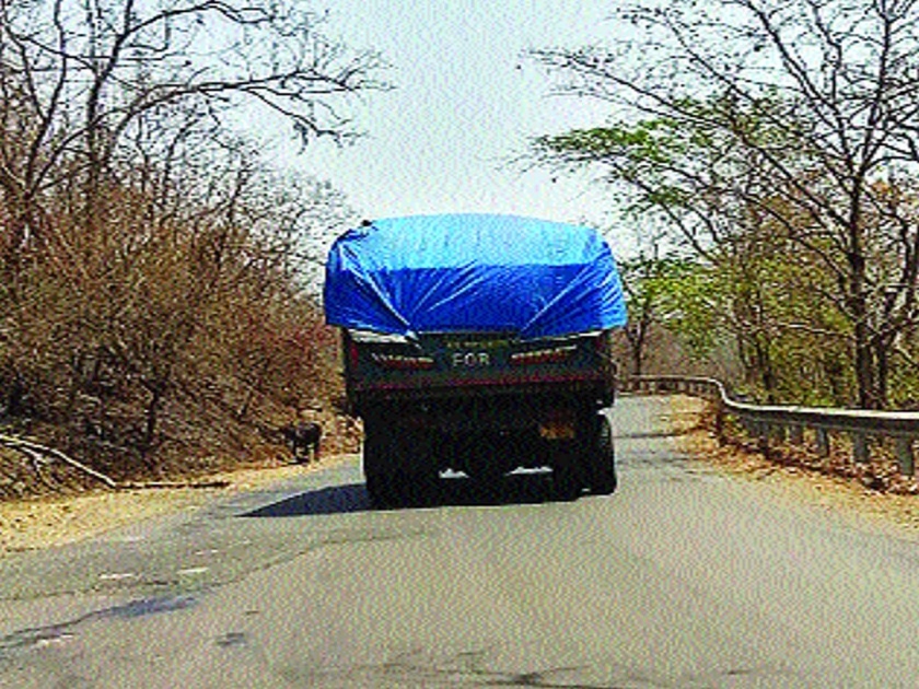  Ban on the Waghen-Khopoli highway, heavy traffic | वाकण-खोपोली महामार्गावर अवजड वाहतुकीस बंदी