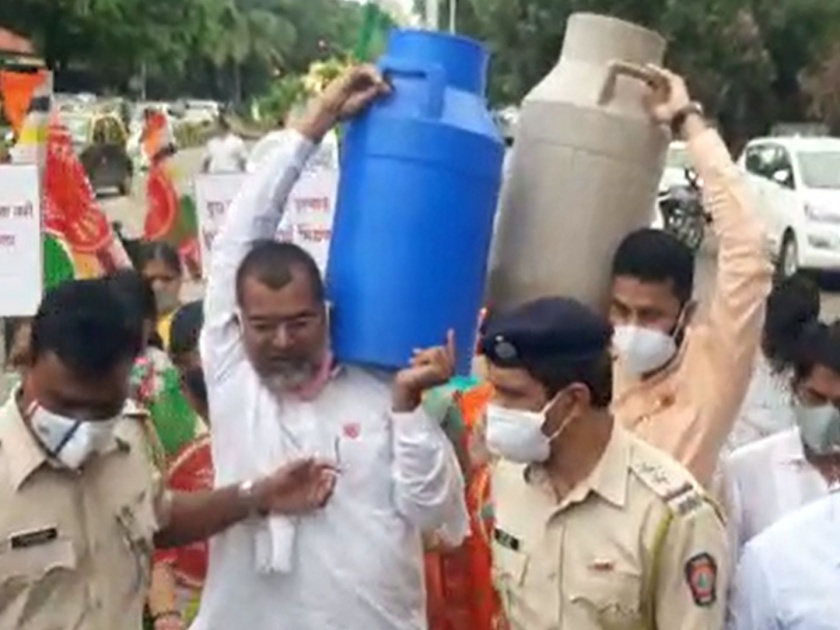 Sadabhau Khot agitation for milk price in front of mantralaya | माजी कृषी राज्यमंत्री सदाभाऊ खोत यांचं मंत्रालयासमोर दूध दरासाठी आंदोलन 
