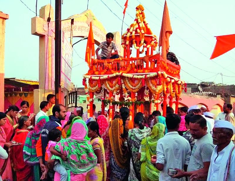 Hundreds of pilgrims on the occasion of Rathotsav in Ekalara taluka | संग्रामपूर तालुक्यातील एकलारा येथे रथोत्सवानिमित्त भाविकांची मांदियाळी