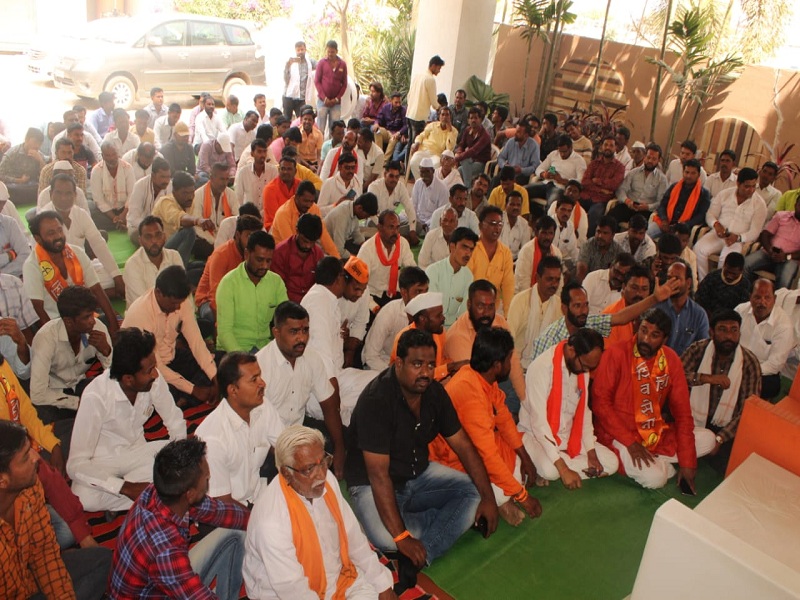 'Lok Sabha fight against Jalna'; Opposition to Shivsena workers at the expense of Khotkar | 'जालन्यातून लोकसभा लढवा'; शिवसेनेच्या कार्यकर्त्यांचा खोतकरांच्या निवास्थानासमोर ठिय्या 