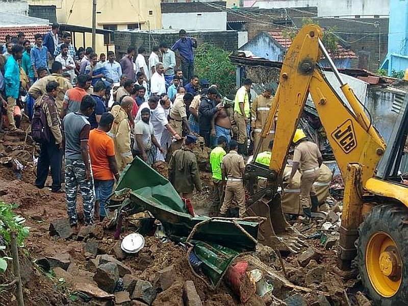 The wall collapsed due to rain, killing 15 people in tamilnadu | पावसामुळे खचलेली भिंत कोसळली, 15 जणांचा मृत्यू