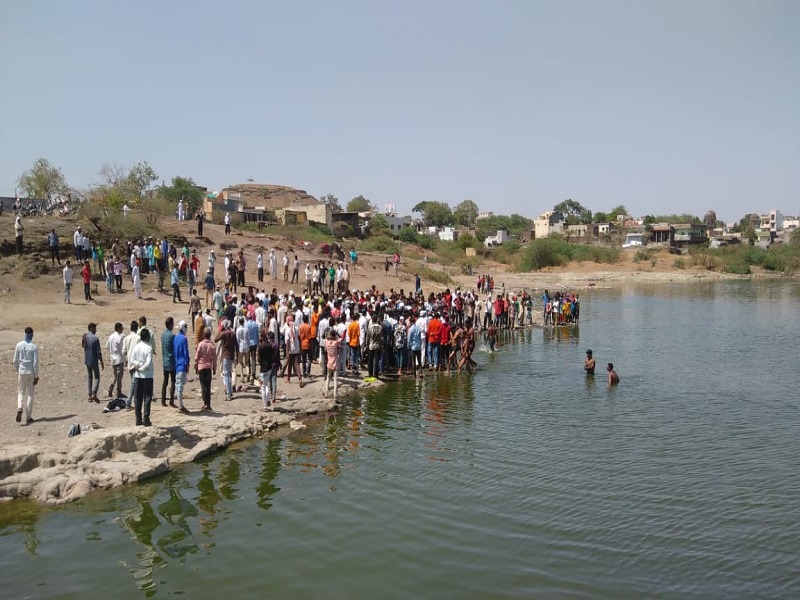 Two laborers die after drowning in a lake in Khulatabad | खुलताबादच्या तलावात बुडून दोन मजूर युवकाचा मृत्यू 