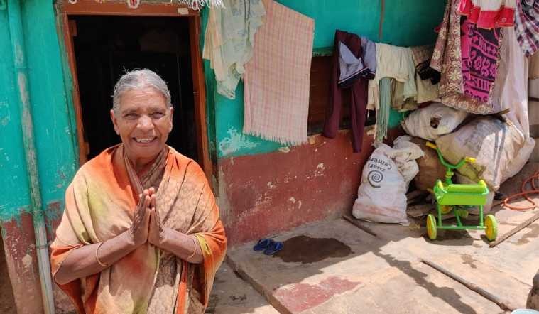 Poor grandmother's mental wealth in mhaisure, from a pension of 600 rupees for 500 laborers MMG | गरीब आजीच्या मनाची श्रीमंती, ६०० रुपयांच्या पेन्शनमधून मजुरांसाठी ५०० ₹ दिले