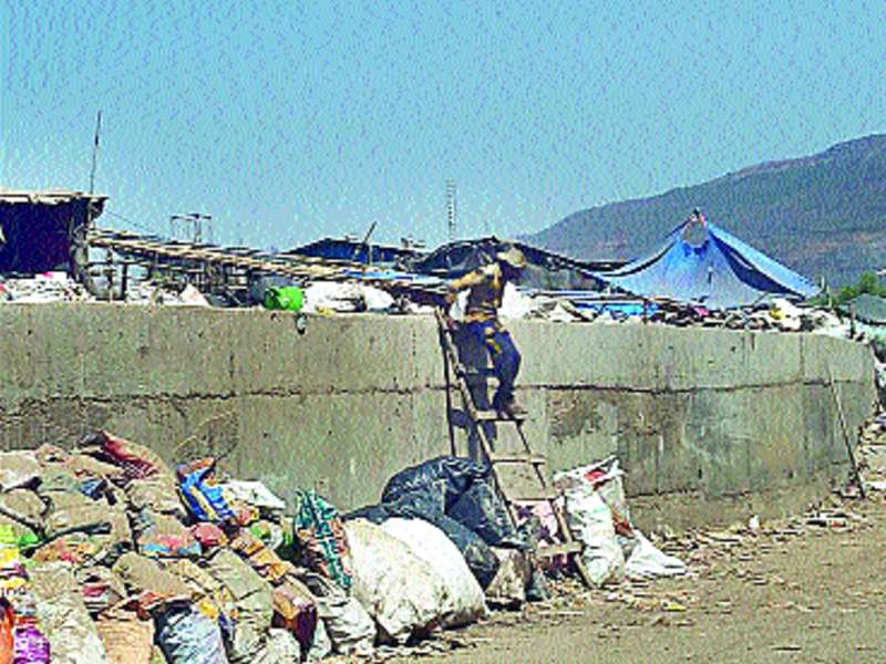 Dumping groundless unauthorized scraps stocks | डम्पिंग ग्राउंडलगत अनधिकृत भंगार साठा