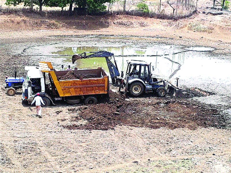 In Pali taluk, work on the removal of slurry of Siddheshwar village | पाली तालुक्यात सिद्धेश्वर गावातील तलावाचा गाळ काढण्याचे काम सुरू