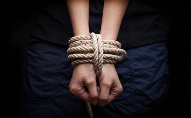psychiatrist cought by suspecting as a kidnappers in sonpeth | मुले पळविणारा समजून सोनपेठमध्ये मनोरुग्णास पकडले
