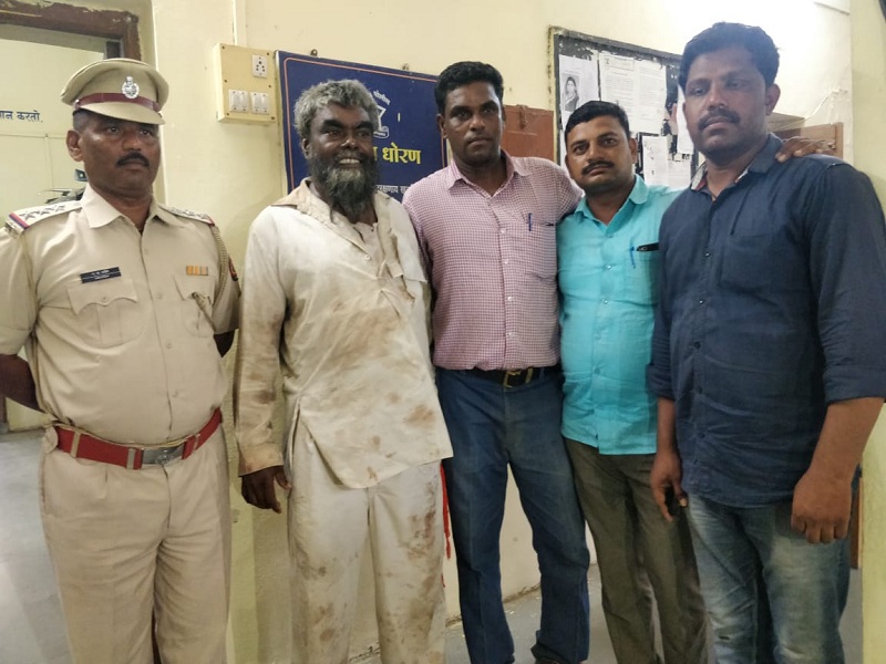 HIngoli's Tobacco trader kidnapped for two crores; Police have rescued him from Telangana border | दोन कोटींसाठी अपहरण झालेल्या व्यापाऱ्याची तेलंगणा सीमेवरून सुटका