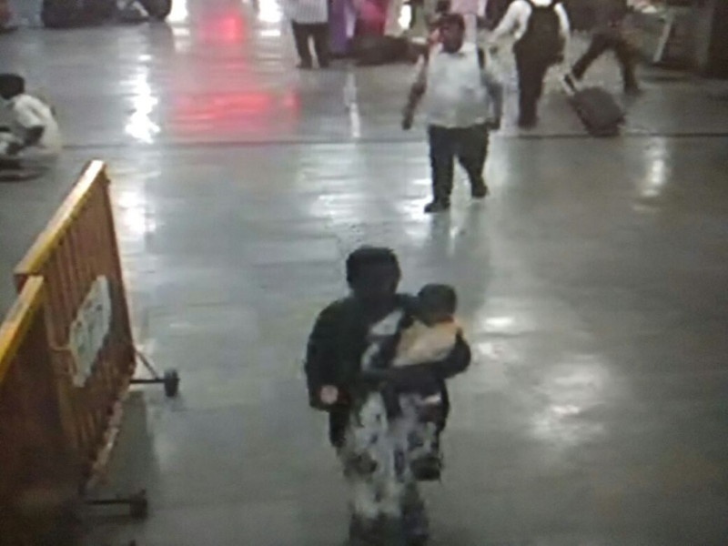 Kidnapping of eight-month-old girl in Pune railway station area | पुणे रेल्वे स्थानक परिसरातून आठ महिन्यांच्या मुलीचे अपहरण; महिला सीसीटीव्हीत कैद