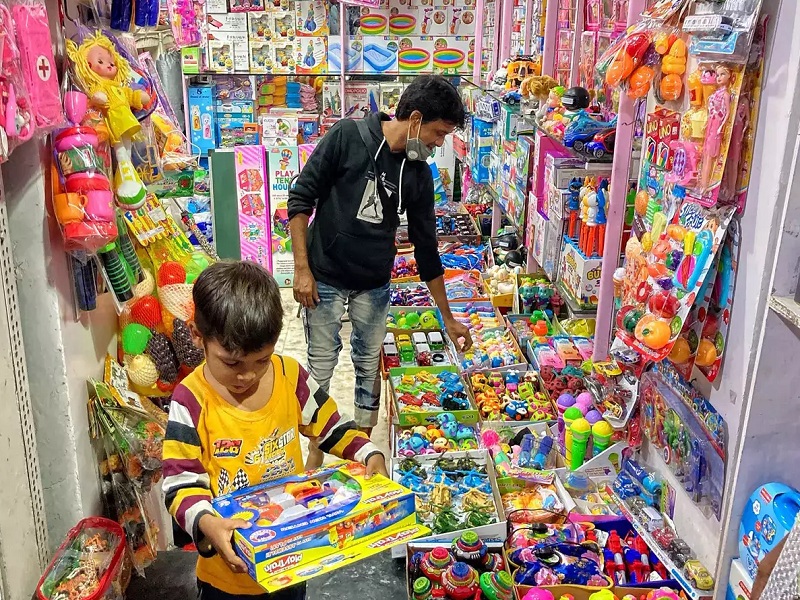 Now even kids toys have become expensive Inflation is also a joy to play with | आता चिमुकल्यांची खेळणी झाली महाग; महागाईने हिरावला खेळण्याचाही आनंद