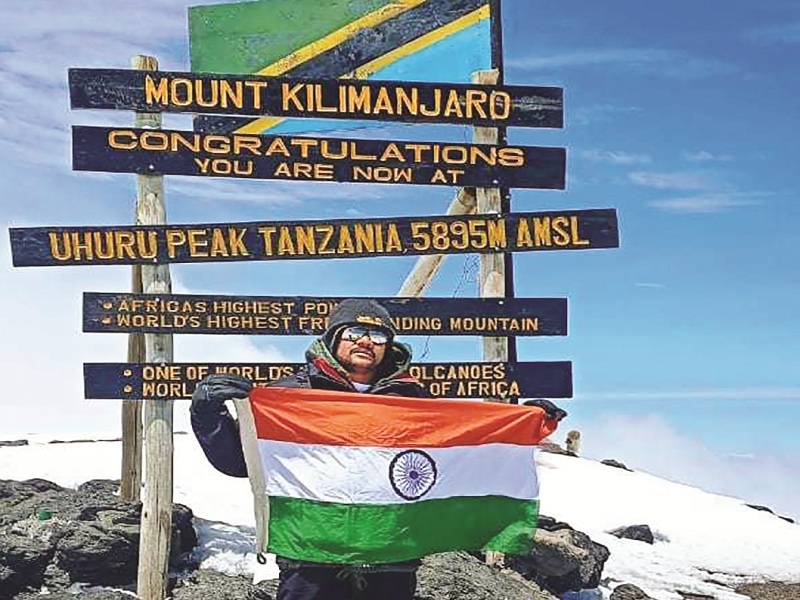 The tricolor hoisted on the summit of Kilimanjaro; Ambadas Gaikwad of Aurangabad made history on Republic Day | किलीमांजरो शिखरावर फडकावला तिरंगा; औरंगाबादच्या अंबादासने प्रजासत्ताकदिनी रचला इतिहास