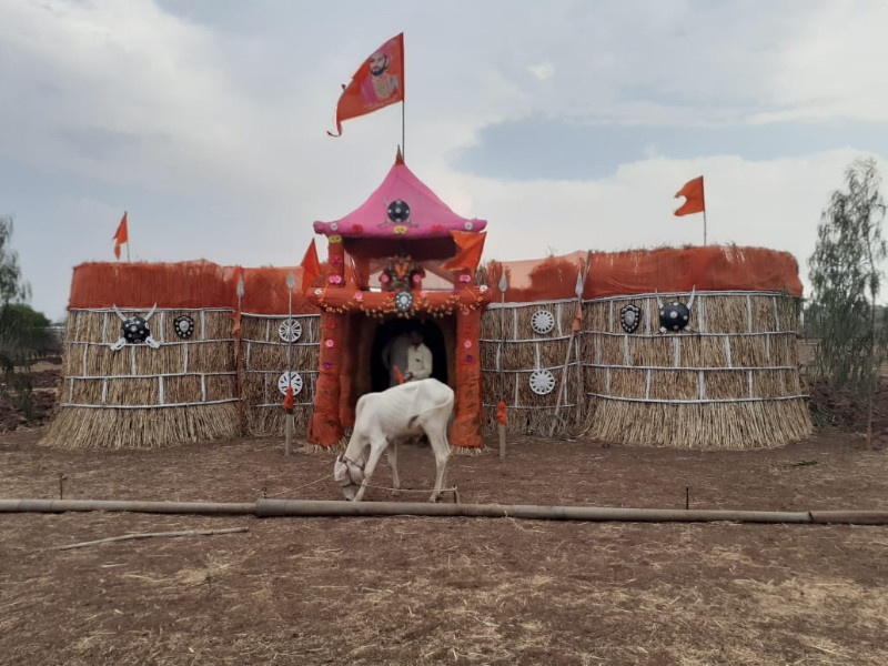 Farmer created 50 by 20 feet attractive 'Fort style Mandav' for 'Sarja Raja'bull | बळीराजाने लाडक्या ‘सर्जा राजा’साठी साकारला ५० बाय २० फुटी आकर्षक ‘किल्ला प्रतिकृती मांडव’