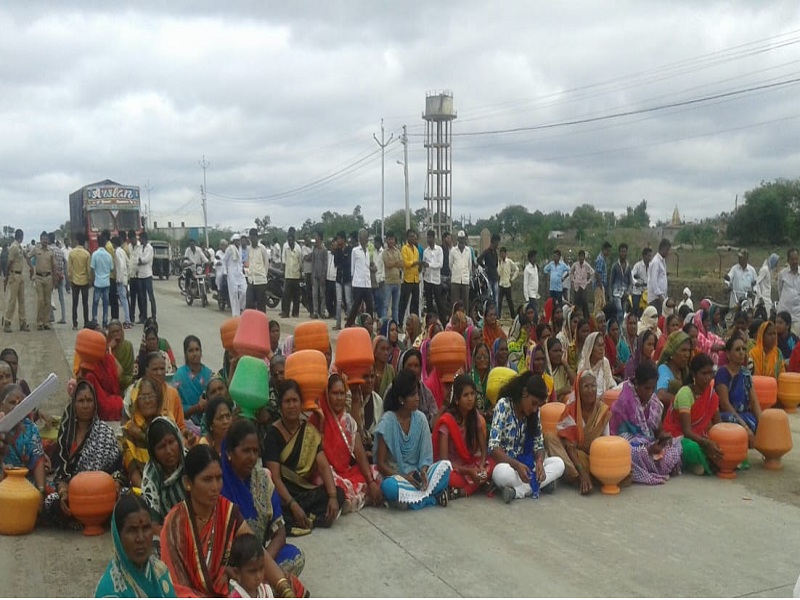 Bandha in killari for water; Aggressive women's march, Rastaroko | पाण्यासाठी किल्लारी बंद; आक्रमक महिलांचा घागरमोर्चा, रास्तारोको