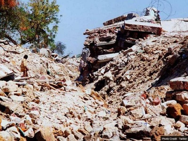 Tribute to the dead in killari earthquake in killari village | हवेत बंदुकीच्या फैरी झाडून भूकंपातील मृतांना श्रद्धांजली
