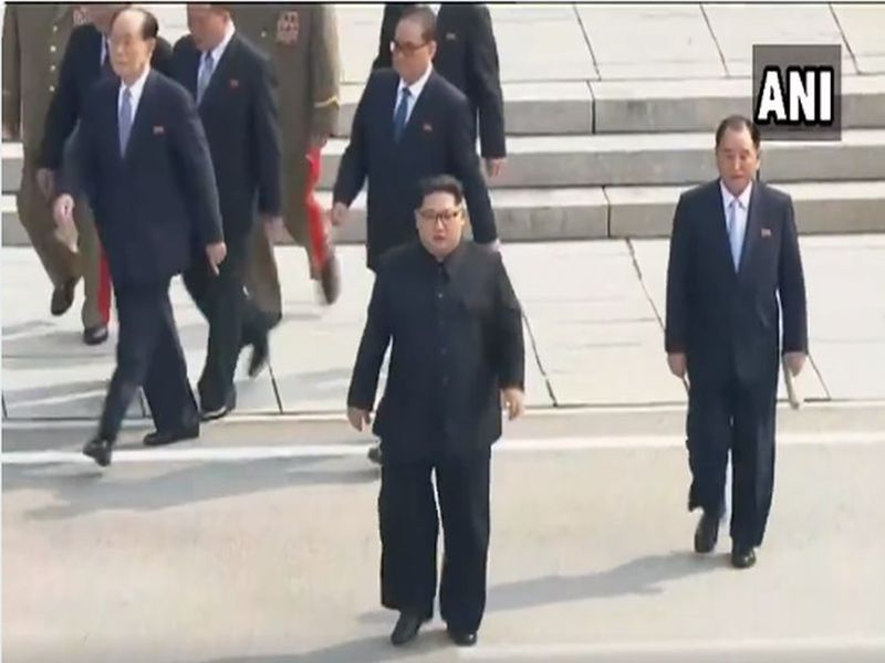 north korean leader kim jong un crosses the southern border to meet rival moon jae | ऐतिहासिक भेट! बॉर्डर ओलांडून किम जोंग दक्षिण कोरियात पोहोचले