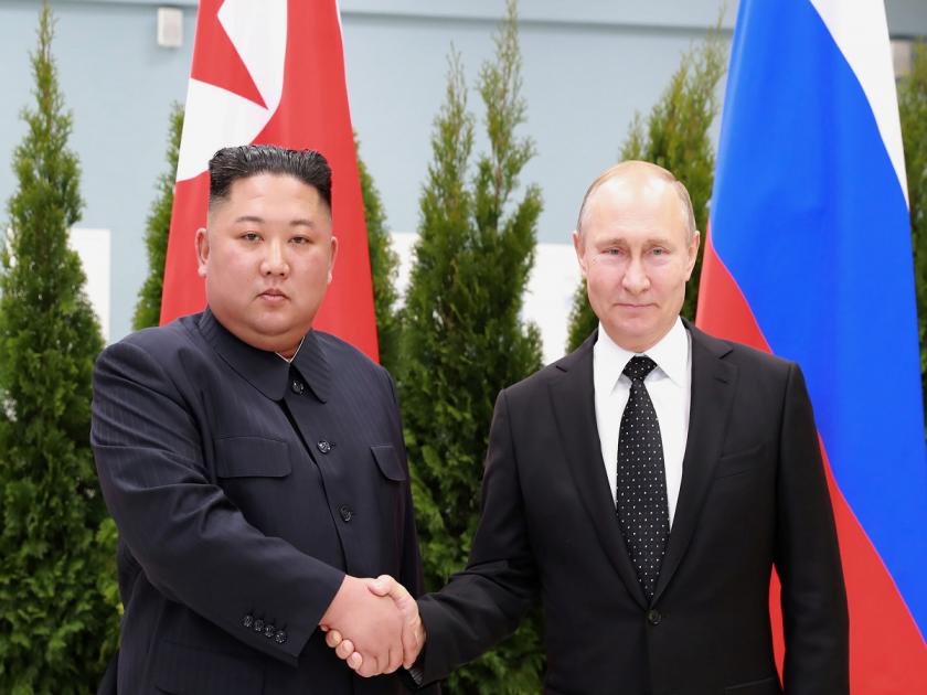 Kim Jong Un is arriving to meet russian president putin creating panic in western countries | किम जोंग उन विशेष ट्रेनमधून रशियाला रवाना, पुतिन यांच्याशी गुप्त भेटीमुळे पाश्चात्य देशांमध्ये खळबळ!