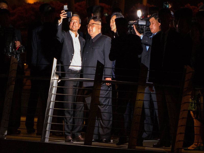 Kim Jong Un Sightseeing Dictator Takes Selfies in Singapore | किम जोंग उन यांचा पहिलावहिला सेल्फी पाहिलात का?