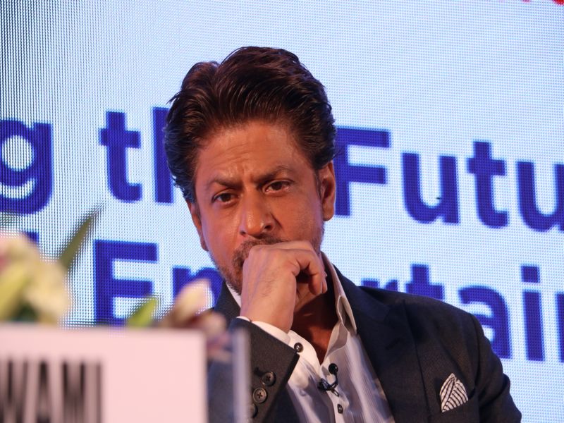 Nobody is scared fearful Shah Rukh Khan on why major actors did not speak up during Padmaavat protests | ... म्हणून 'पद्मावत'च्या वादावेळी आम्ही शांत बसलो- शाहरुख खान