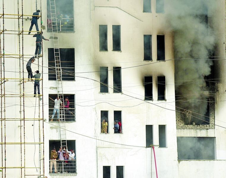 Building of the Kingsway Hospital unsafe: pillar damage due to fire | किंग्सवे हॉस्पिटलची इमारत असुरक्षित : आगीमुळे पिलरला नुकसान