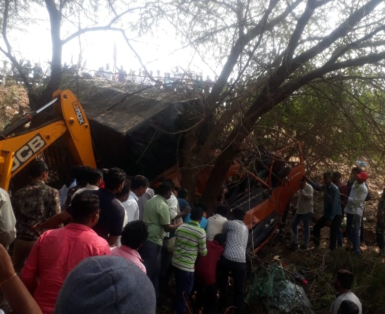 Tempo accident on Pune-Bangalore highway, injured driver pulled out after two and half hours | महामार्गावर टेम्पोला अपघात, अडीच तासांनी जखमी चालकाला काढले बाहेर