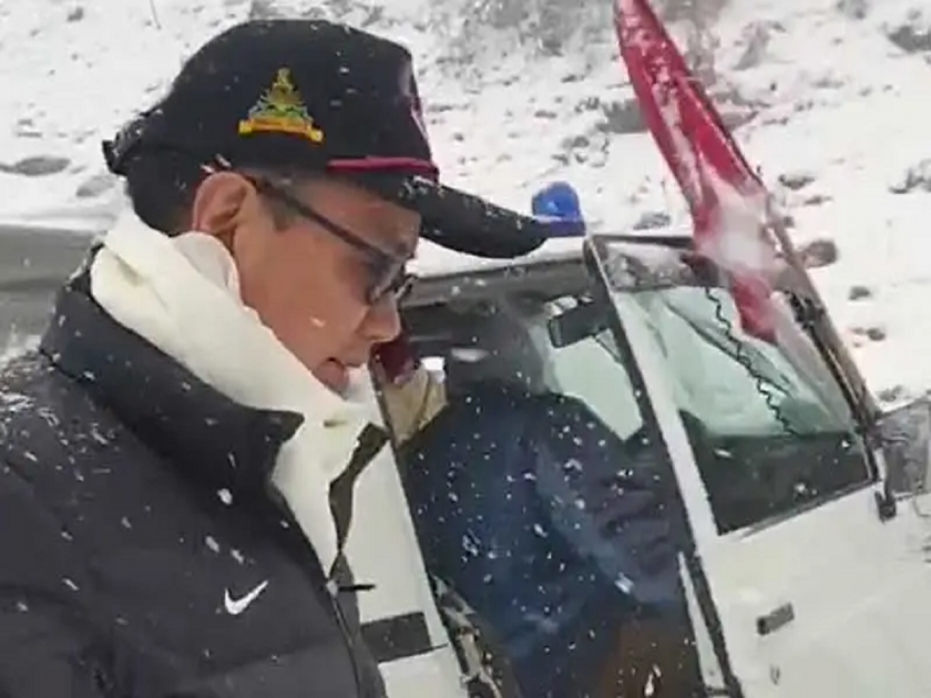 Union minister Kiren Rijiju's car stuck in snowfall, got down and pushed himself; Watch VIDEO | बर्फात अडकली केंद्रीय मंत्र्यांची गाडी, खाली उतरुन स्वतःला दिला गाडीला धक्का; पाहा VIDEO