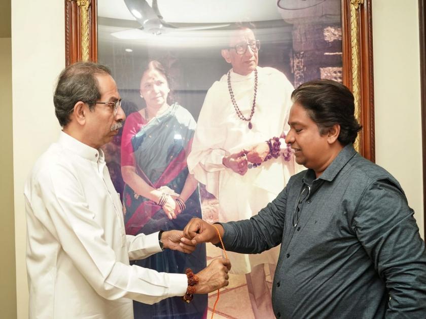 Maharashtra Lok Sabha Election 2024: Kirtikumar Shinde, who left Raj Thackeray's MNS after supporting Modi, joined the Shiv Sena UBT, Uddhav Thackeray formed Shivbandhan. | मोदींना पाठिंबा देताच राज ठाकरेंची साथ सोडणारे कीर्तिकुमार शिंदे ठाकरे गटात, उद्धव ठाकरेंनी बांधलं शिवबंधन