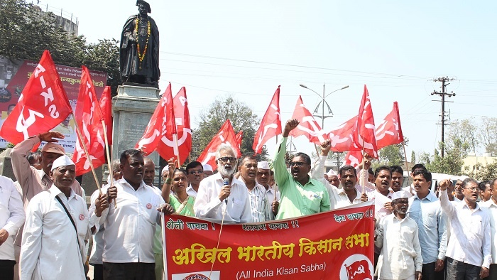 Farmers of Parbhani stood near the Agriculture Ministers office | परभणीच्या शेतकऱ्यांचा कृषी मंत्र्यांच्या कार्यालयासमोर ठिय्या