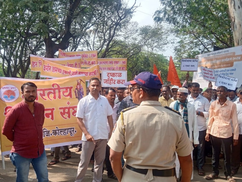 A march led by the Bharatiya Kisan Sangh to the Collector's office in Kolhapur for the demands of the farmers | Kolhapur: विविध मागण्यांसाठी शेतकरी जिल्हाधिकारी कार्यालयावर धडकले