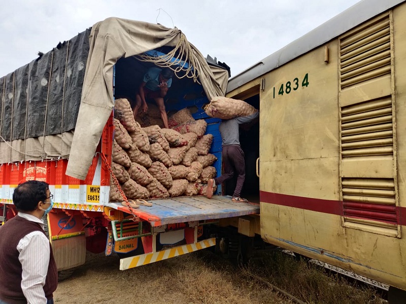 Trying to give a good market to agricultural products; Damare's first farmer train in the state departs from Nagarsol to Guwahati | शेतीमालाला चांगली बाजारपेठ देण्याचा प्रयत्न;‘दमरे’ची राज्यातील पहिली किसान रेल्वे रवाना
