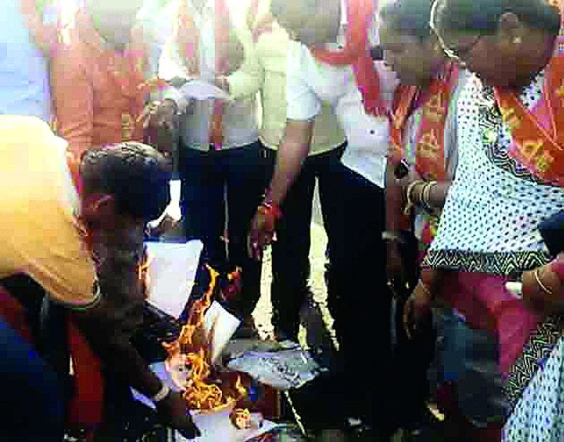 Kisan Sena's movement in Buldhda: Agriculture Pump Notice of Lightning Turned Holi! | बुलडाण्यात किसान सेनेचे आंदोलन : कृषी पंप वीज तोडणीच्या नोटीसची केली  होळी!