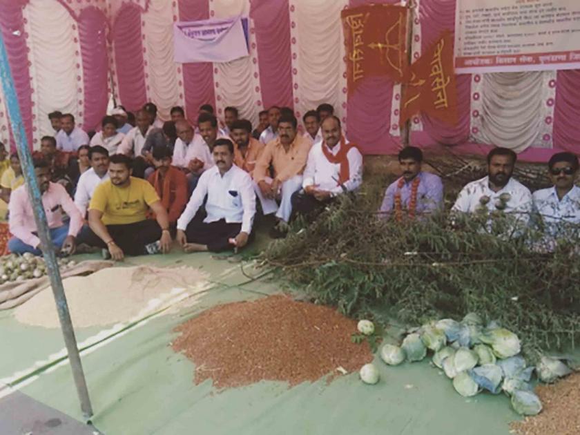 Innovation Movement in front of Buldhana District Collector's office | किसान सेनेचे बुलडाणा जिल्हाधिकारी कार्यालसमोर अभिनव आंदोलन 