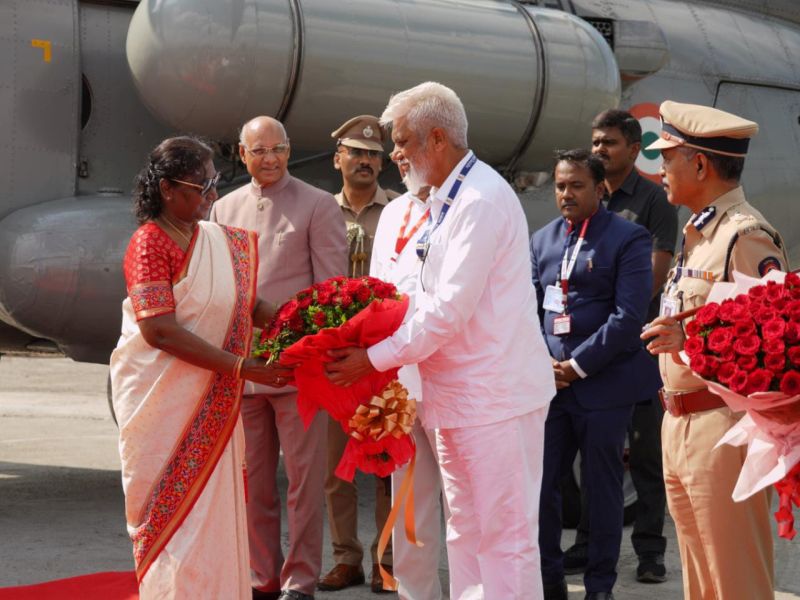Arrival of President Draupadi Murmu at Zapwadi Helipad; Governor Ramesh Bais welcomed | राष्ट्रपती द्रौपदी मुर्मू यांचे झापवाडी हेलीपॅड येथे आगमन; राज्यपाल रमेश बैस यांनी केलं स्वागत